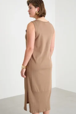 Abito in maglia con spacchi - Cammello
