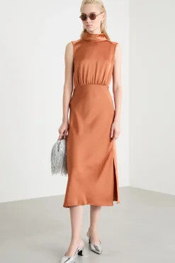 Abito midi in raso con collo alto - Marrone