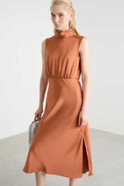 Abito midi in raso con collo alto - Marrone