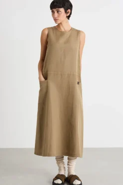 Abito smanicato lungo con tasche - Cammello