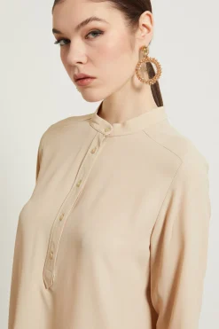 Blusa con collo alla coreana - Beige