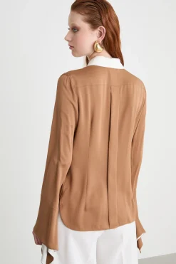 Blusa con spacchi - Cammello