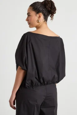 Blusa crop con ampio scollo a barchetta - Nero