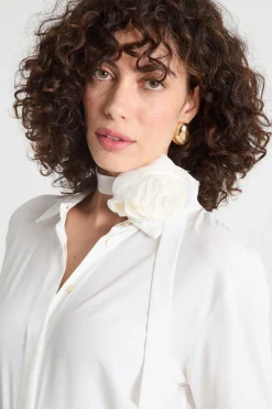 Blusa in crepe con applicazione a fiore - Bianco