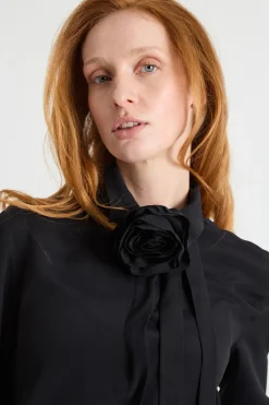 Blusa in crepe con applicazione a fiore - Nero
