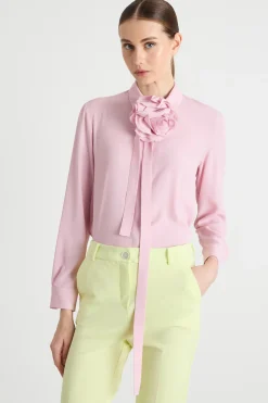 Blusa in crepe con applicazione a fiore - Rosa