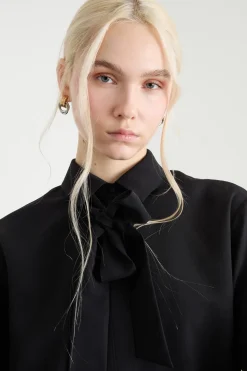 Blusa in crepe con foulard - Nero
