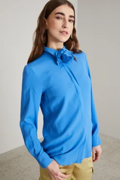 Camicia con accessorio a fiore - Blu