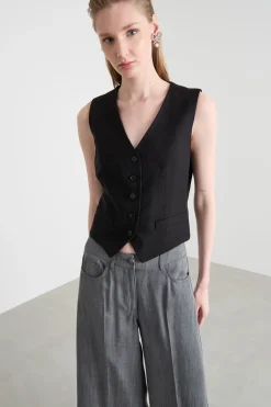 Gilet aderente con cinturino posteriore - Nero
