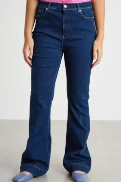 Jeans aderente con fondo svasato - Blu