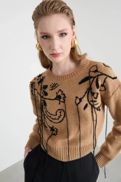 Maglia aderente con un ricamo in filo - Cammello