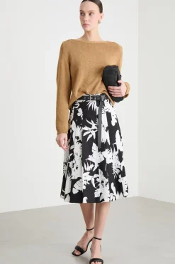 Maglia dritta con scollo a barchetta - Cammello