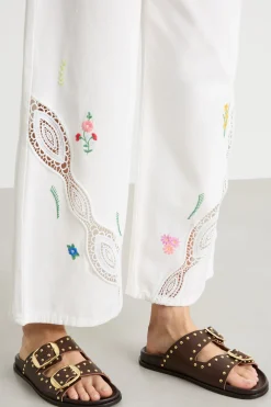 Pantalone ampio con ricami e dettagli in pizzo - Bianco