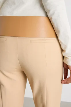 Pantaloni aderenti con zip sul fondo - Cammello