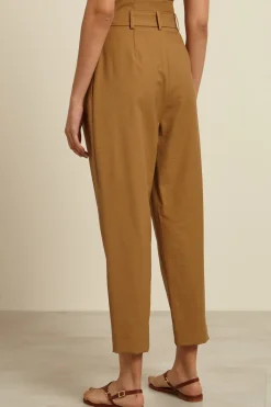 Pantaloni carrot con cintura - Nocciola
