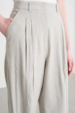 Pantaloni con pieghe frontali - Beige