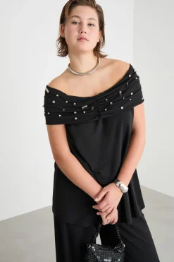 Top off-shoulder con applicazioni - Nero