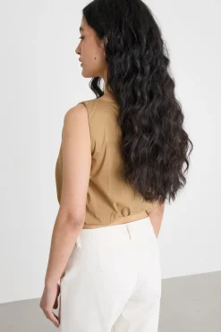 Top smanicato con fondo elastico - Cammello