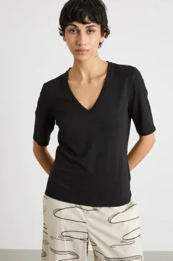 T-shirt con ampio scollo a V - Nero