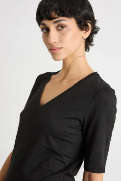 T-shirt con ampio scollo a V - Nero