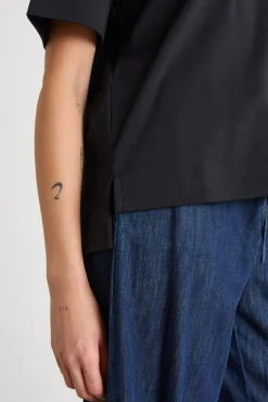 T-shirt con piccoli spacchi - Nero