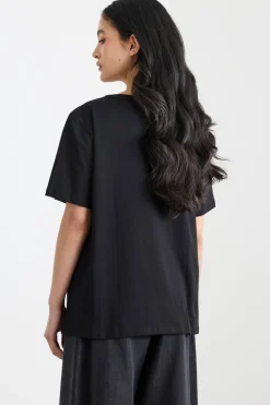 T-shirt con ricamo - Nero