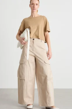 T-shirt crop con aperture sul retro - Cammello