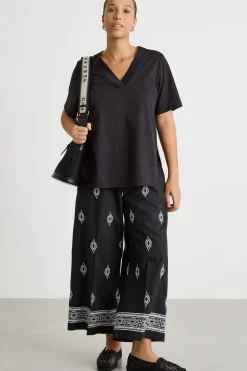 T-shirt in jersey con scollo a V - Nero